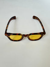 Load image into Gallery viewer, 1970’s tortoise eye glasses