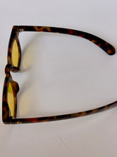Load image into Gallery viewer, 1970’s tortoise eye glasses