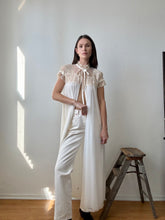 Load image into Gallery viewer, 1960s Lace Pegnoir
