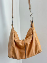 Load image into Gallery viewer, Tan leather purse
