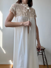 Load image into Gallery viewer, 1960s Lace Pegnoir
