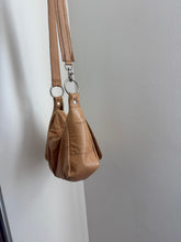 Load image into Gallery viewer, Tan leather purse
