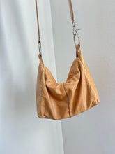 Load image into Gallery viewer, Tan leather purse
