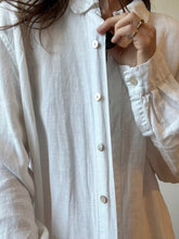 Load image into Gallery viewer, Vintage linen button up
