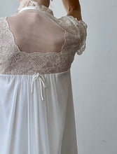 Load image into Gallery viewer, 1960s Lace Pegnoir
