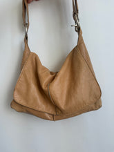 Load image into Gallery viewer, Tan leather purse
