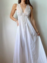 Load image into Gallery viewer, Vintage Slip &amp; Robe Set
