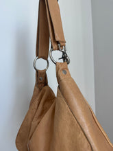 Load image into Gallery viewer, Tan leather purse
