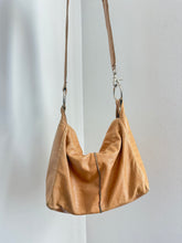 Load image into Gallery viewer, Tan leather purse
