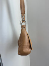 Load image into Gallery viewer, Tan leather purse

