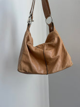 Load image into Gallery viewer, Tan leather purse
