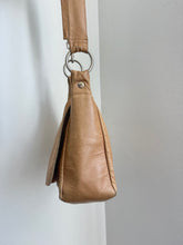 Load image into Gallery viewer, Tan leather purse
